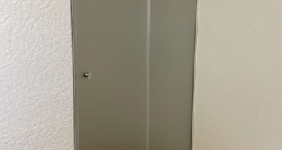 Линейная душевая с двумя раздвижными дверями и двумя неподвижными стеклами-7